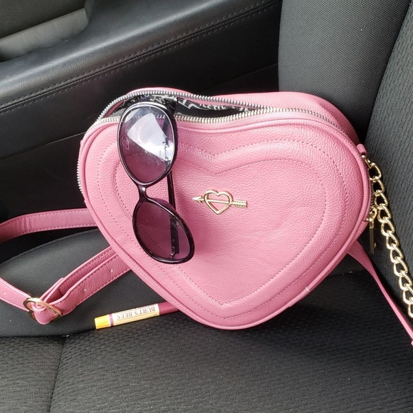 Betsey Johnson Handbags - 🌻Betsey Johnson🌻Crossbody| Adjustable